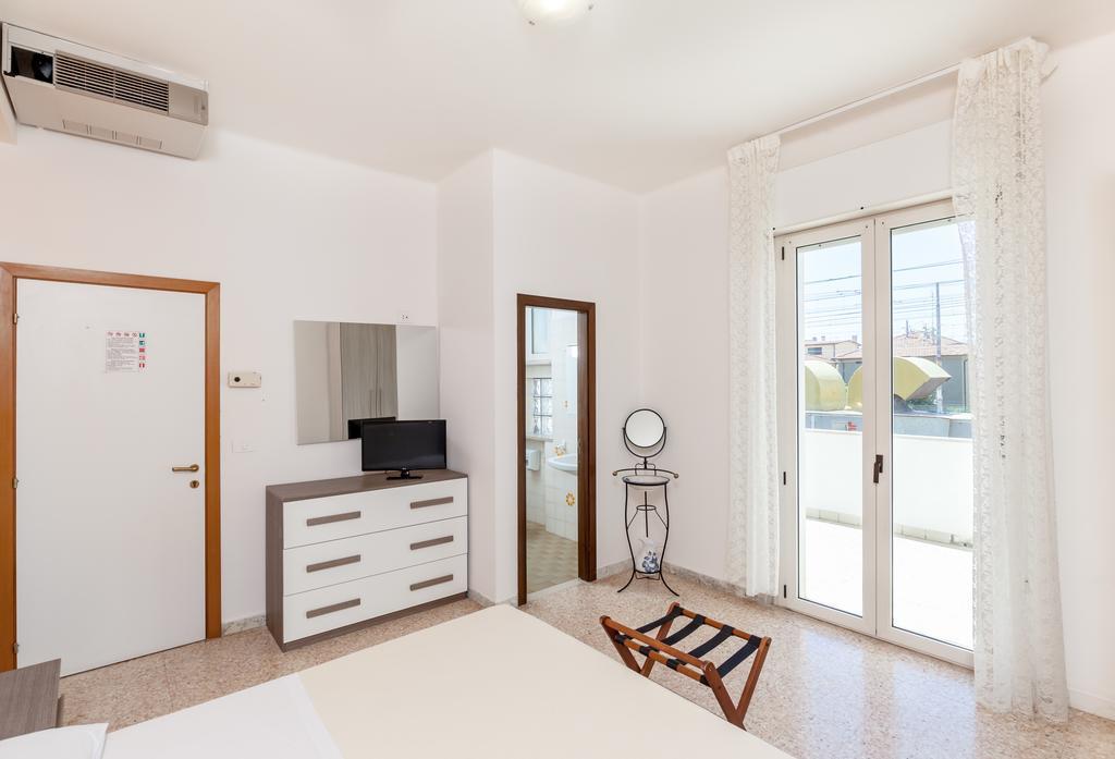 Hotel Chiar Di Luna Σενιγκάλια Δωμάτιο φωτογραφία