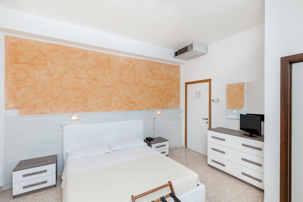 Hotel Chiar Di Luna Σενιγκάλια Δωμάτιο φωτογραφία